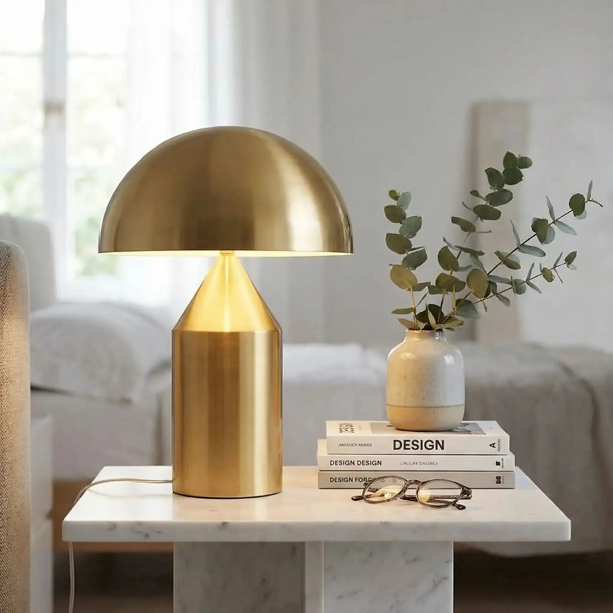 lampe-champignon-couleur-or-sur-table-chevet-creative-moderne.webp